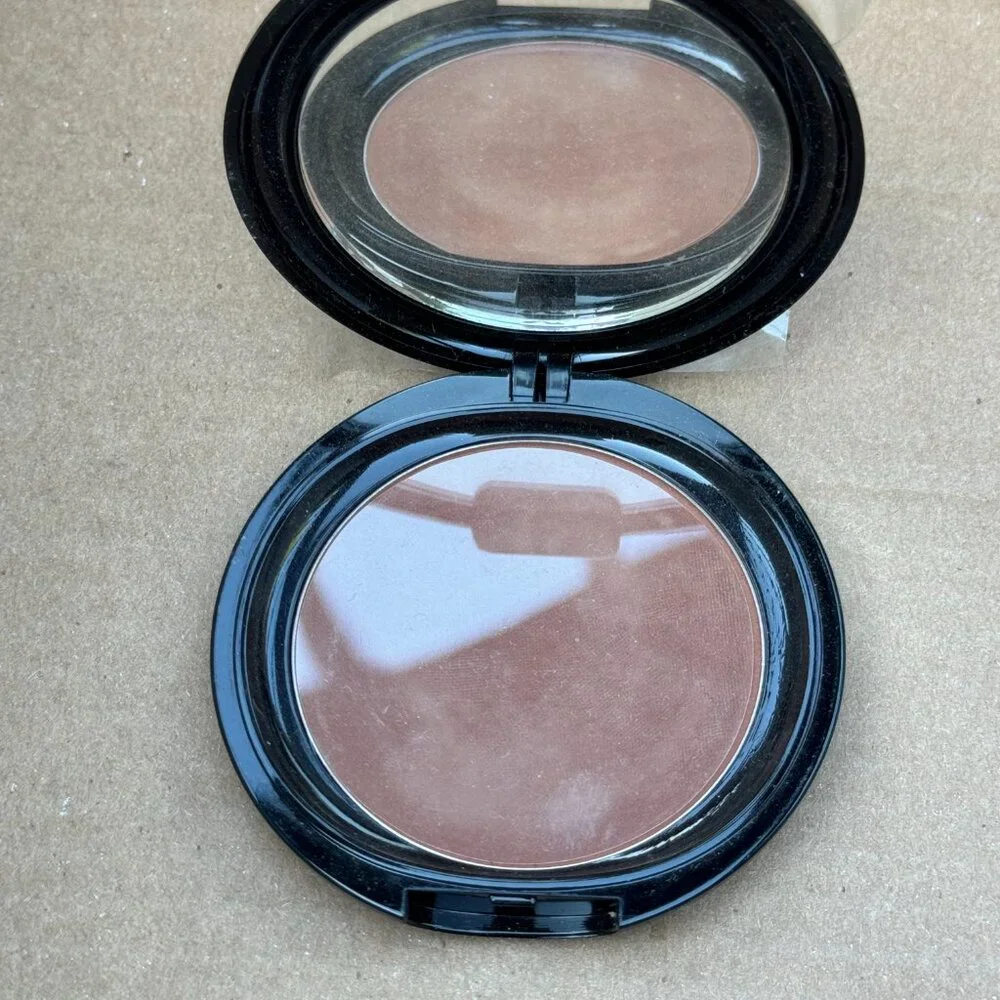 OSP Cosmetics Photochromatic Pressed Powder in Cocoa Bean